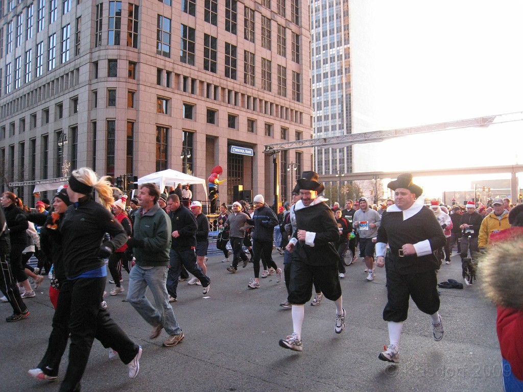 Detroit Turkey Trot 10K 2009 022.jpg - The 2009 Detroit Turkey trot 10K was run on November 29, 2009. A chilly and blustery day. Lots of costumes and racers though, 12400 strong!